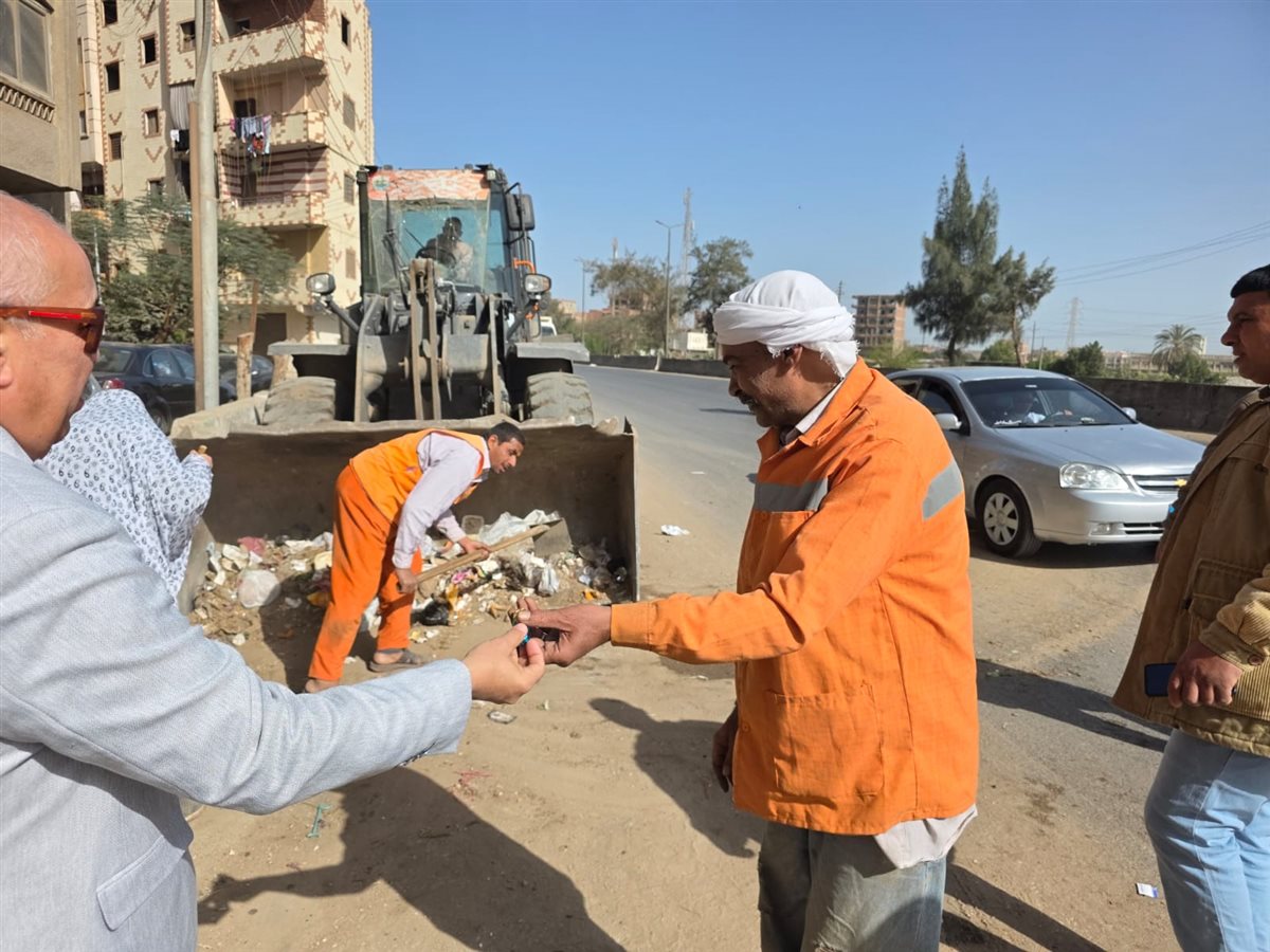رئيس مدينة طوخ يوزع الهدايا علي عمال النظافة، فيتو