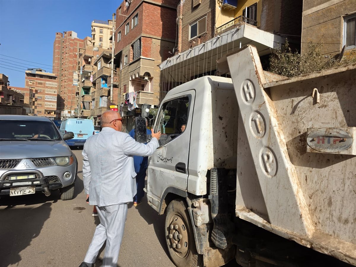 رئيس مدينة طوخ يوزع الهدايا علي عمال النظافة، فيتو