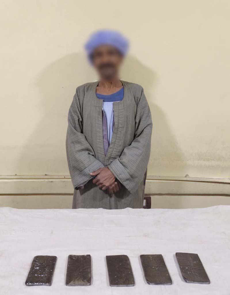 ضبط شخص بترويج المخدرات بأسوان عقب تداول مقطع فيديو على مواقع التواصل