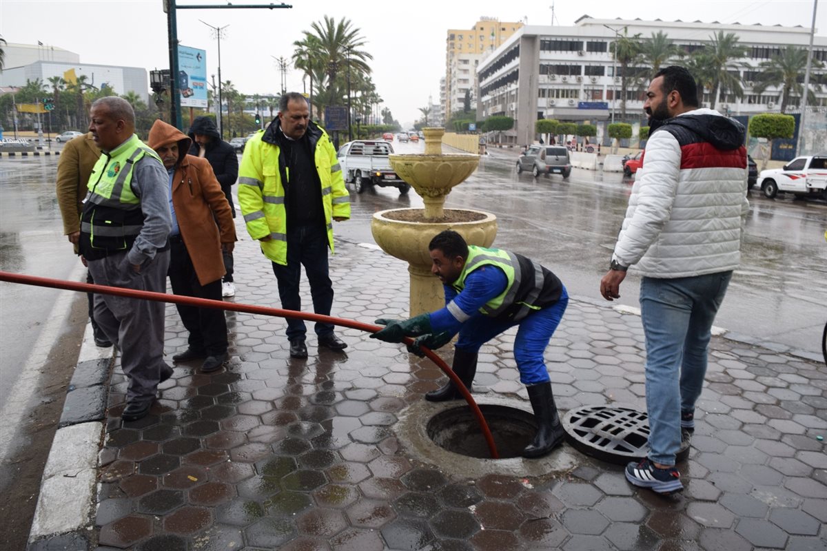 جانب من عمل الفرق في تواجد رئيس شركة المياه،فيتو