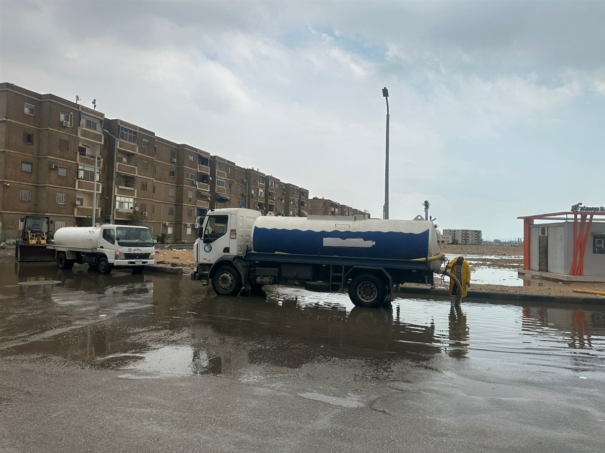 جانب من عمل الفرق لسحب مياه الأمطار بالسويس،فيتو