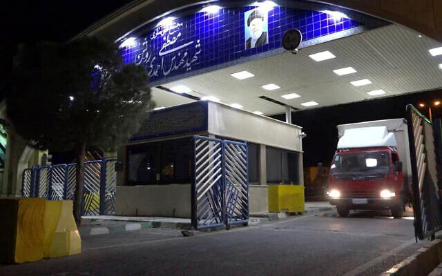 شاحنة تغادر منشأة تخصيب اليورانيوم في مدينة نطنز متجهة إلى منشأة فوردو النووية