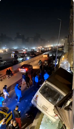 أتوبيس يقتحم بلكونة شقة بأحد العمارات، فيتو