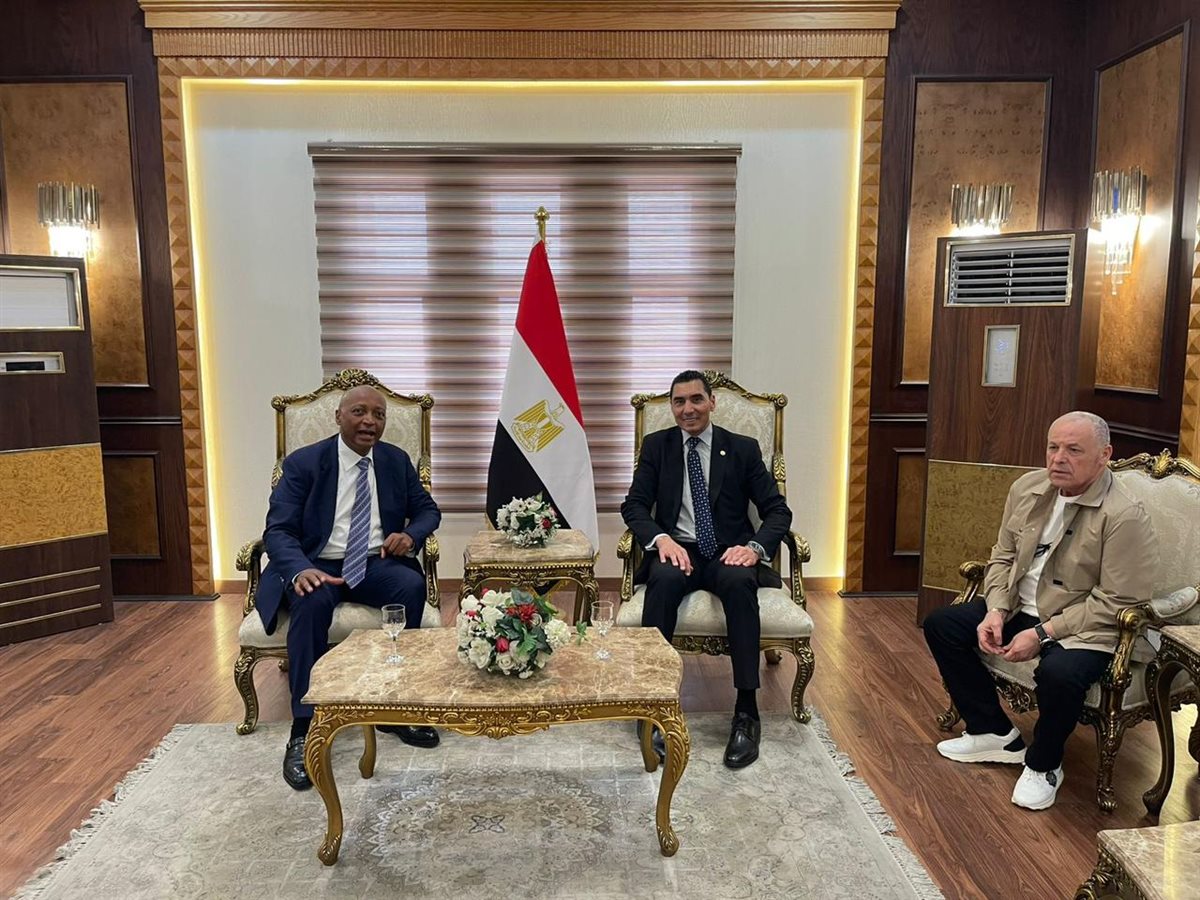 وزير الشباب والرياضة يستقبل رئيس الاتحاد الأفريقي لكرة القدم