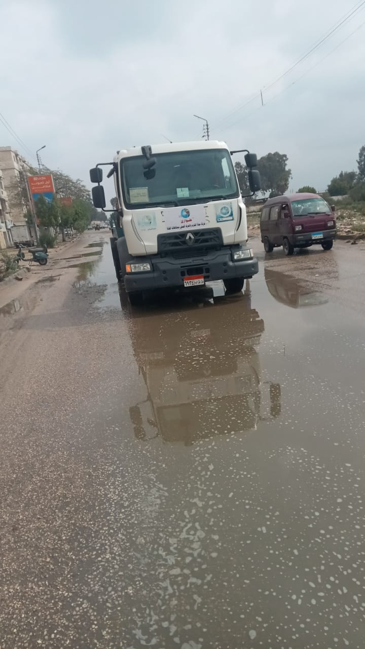 جانب من أعمال رفع تراكمات مياه الأمطار، فيتو