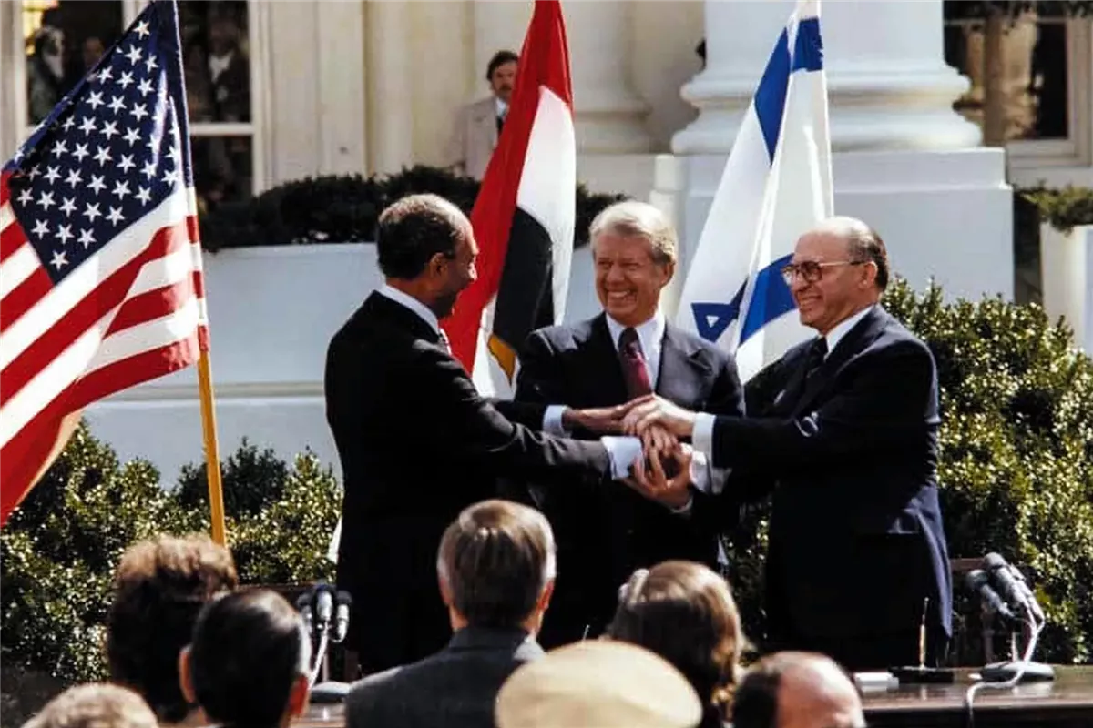 الرئيس المصري الراحل أنور السادات ورئيس الوزراء الإسرائيلي مناحيم بيجن والرئيس الأمريكي جيمي كارتر في منتجع كامب ديفيد