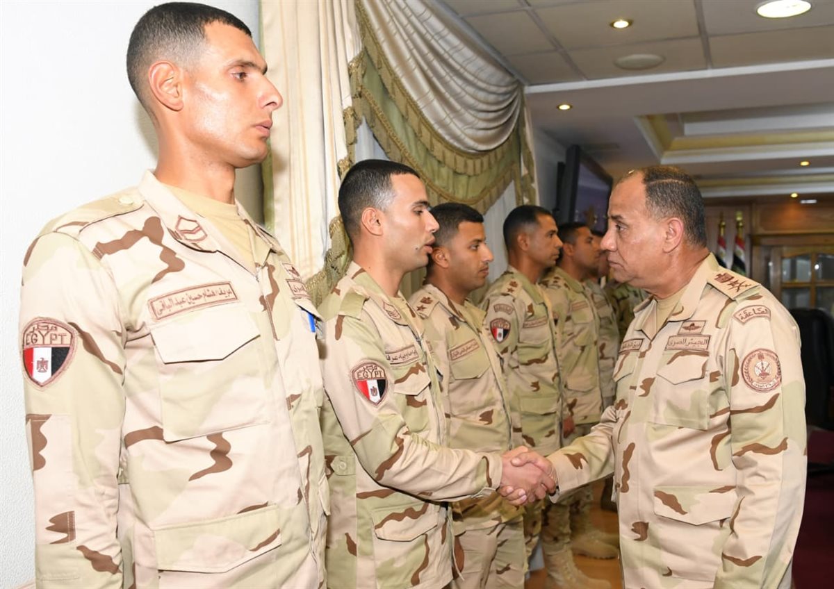 الفريق أشرف زاهر يلتقي عددًا من مقاتلي الجيشين الثاني والثالث الميدانيين&nbsp;
