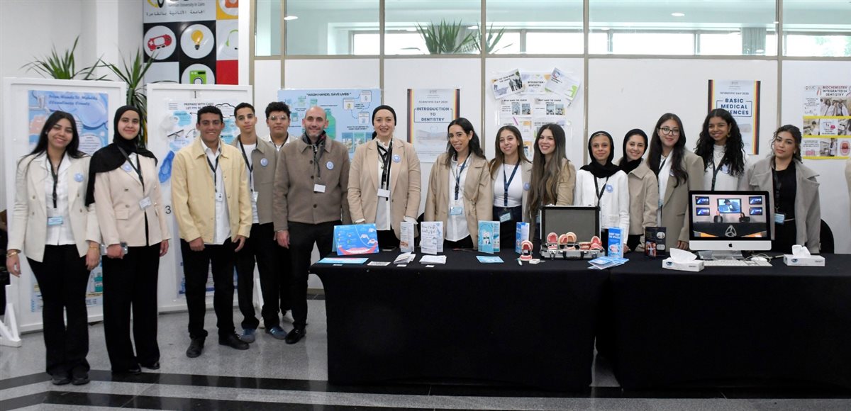 رئيس مجلس أمناء الجامعة الألمانية بالقاهرة يتفقد مشروعات طلاب طب الأسنان