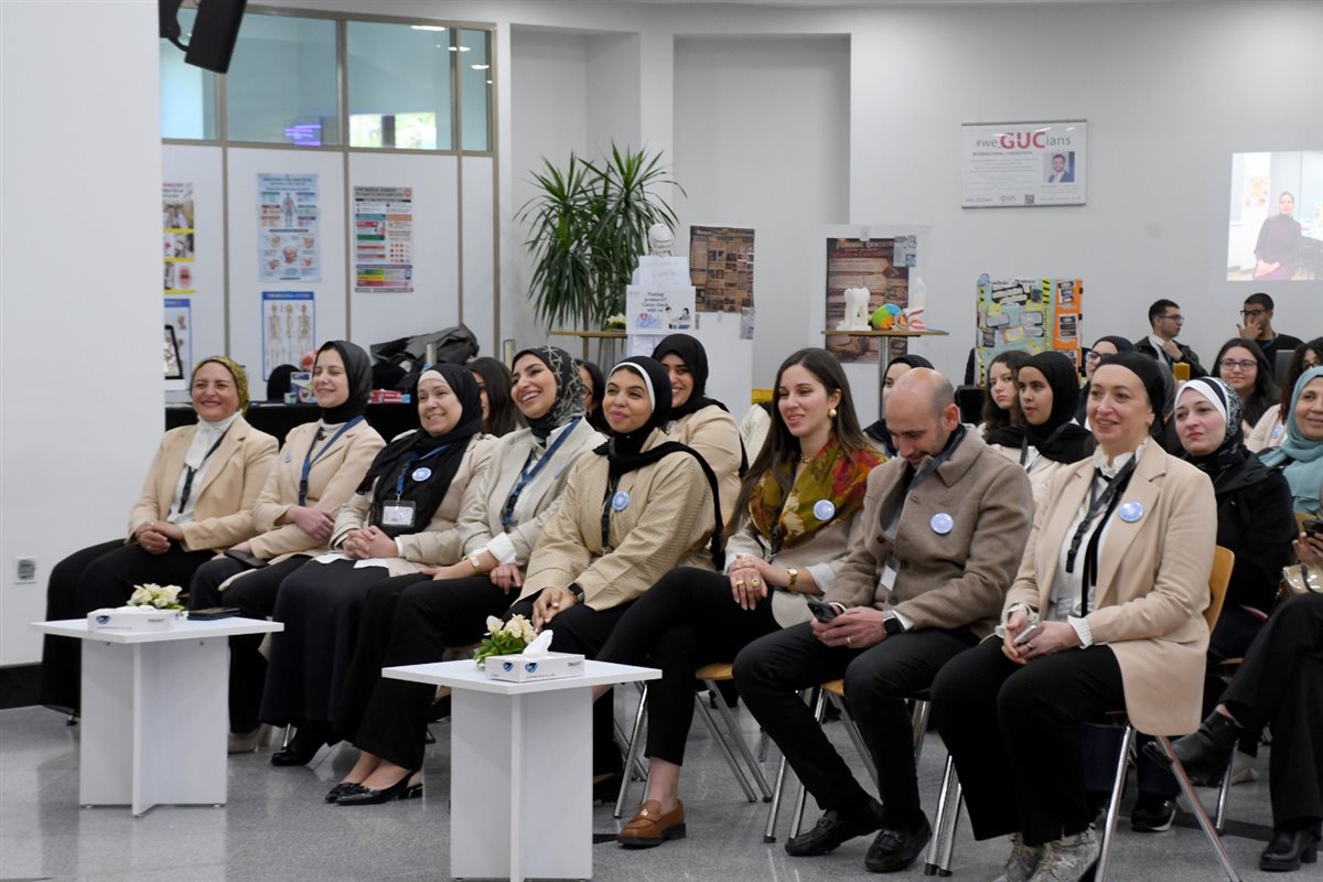 رئيس مجلس أمناء الجامعة الألمانية بالقاهرة يتفقد مشروعات طلاب طب الأسنان