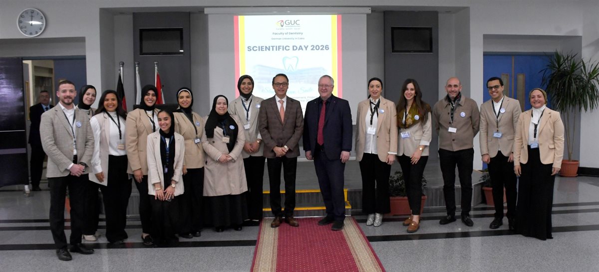 رئيس مجلس أمناء الجامعة الألمانية بالقاهرة يتفقد مشروعات طلاب طب الأسنان