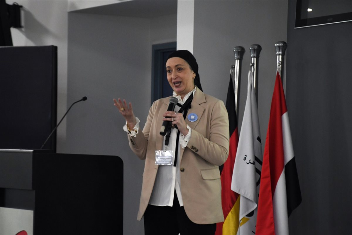 رئيس مجلس أمناء الجامعة الألمانية بالقاهرة يتفقد مشروعات طلاب طب الأسنان