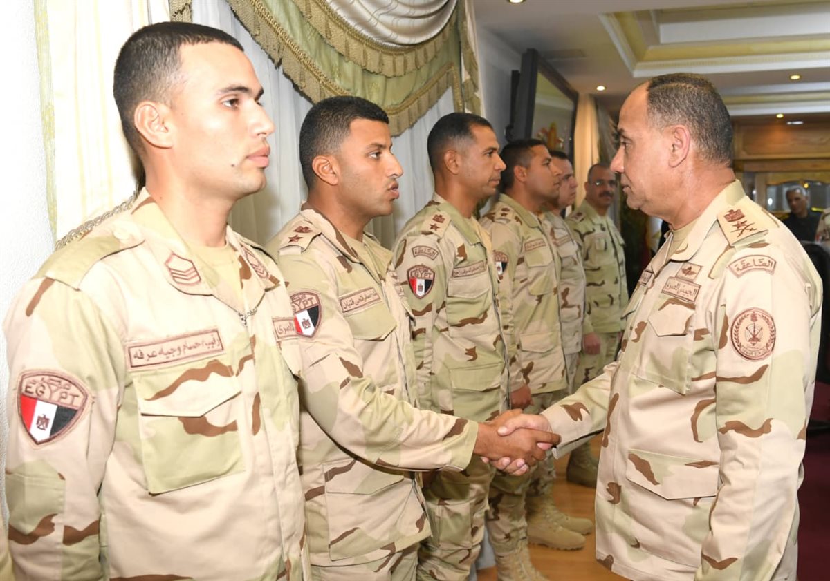 الفريق أشرف زاهر يلتقي عددًا من مقاتلي الجيشين الثاني والثالث الميدانيين&nbsp;