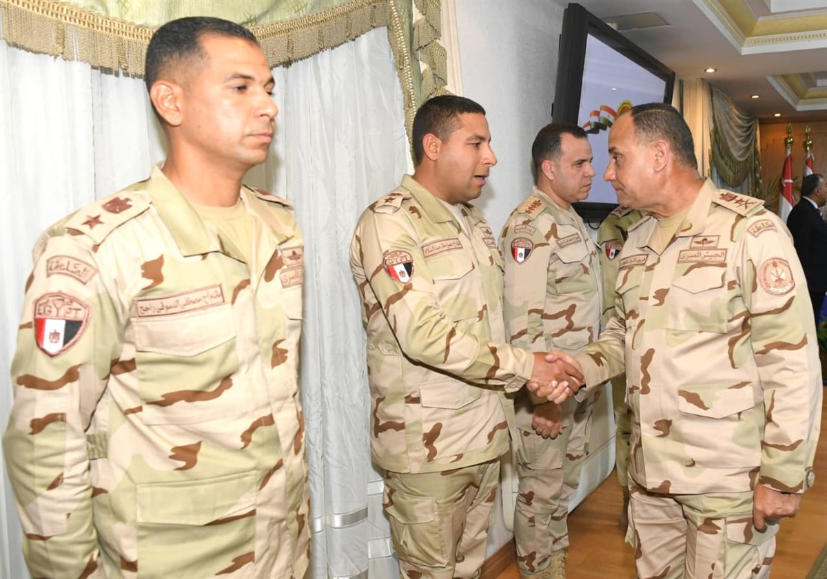 الفريق أشرف زاهر يلتقي عددًا من مقاتلي الجيشين الثاني والثالث الميدانيين&nbsp;