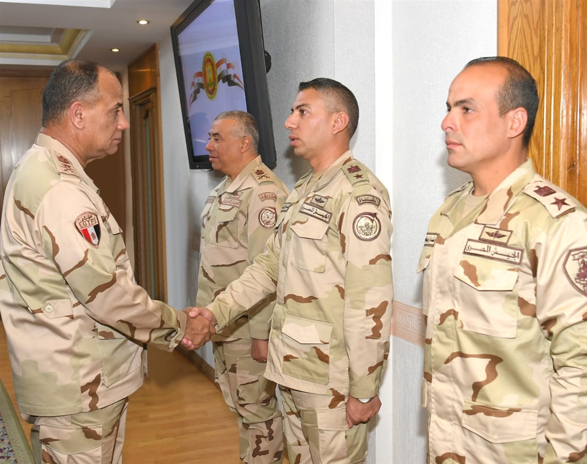 الفريق أشرف زاهر يلتقي عددًا من مقاتلي الجيشين الثاني والثالث الميدانيين&nbsp;
