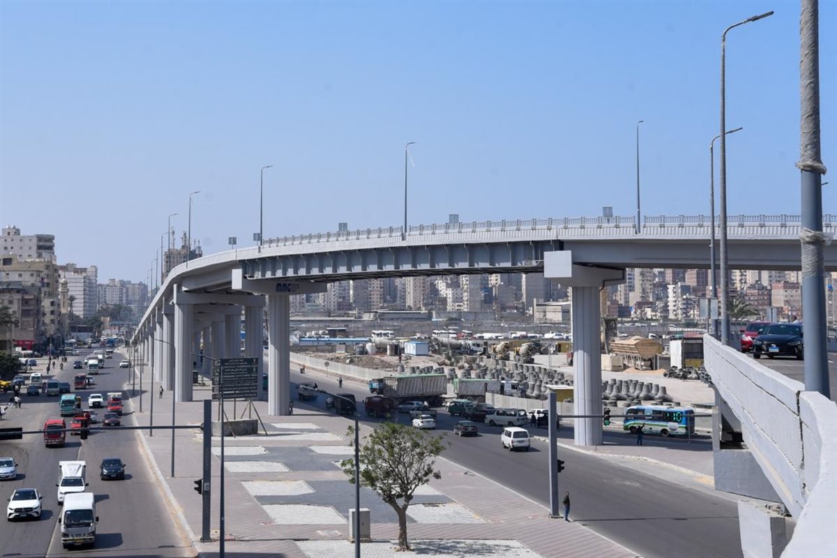 وزيرة التنمية المحلية والبيئة ومحافظ الإسكندرية يتفقدان كوبري الفريق أول سليمان عزت