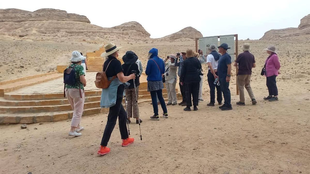 توافد أفواج أجنبية متعددة الجنسيات لزيارة المناطق الأثرية