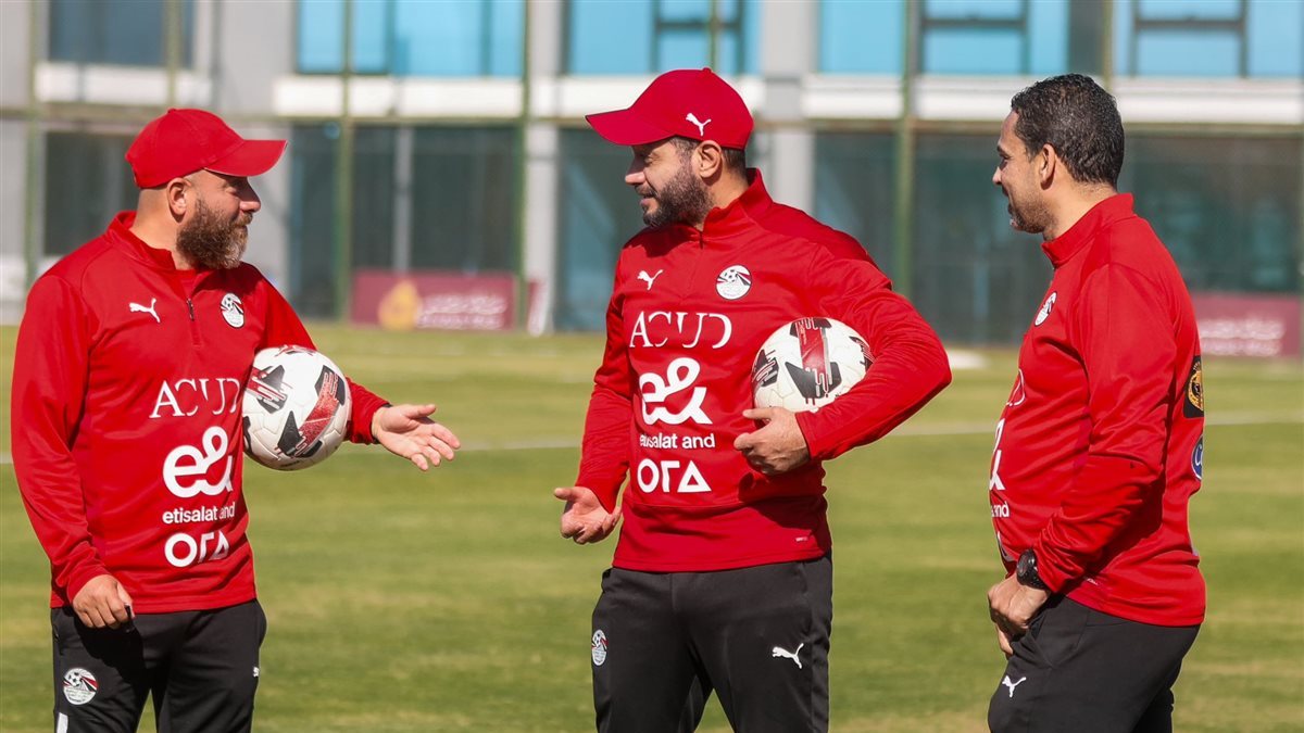 وائل رياض مع مساعديه بجهاز منتخب الشباب، فيتو