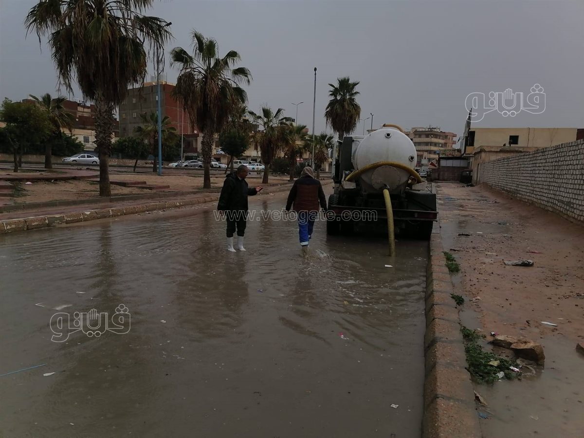 رفع مياه الأمطار وضمان سيولة المرور بمطروح