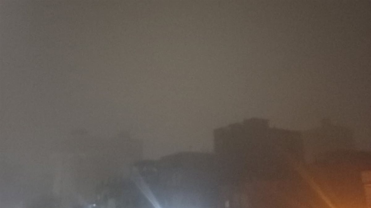 عاصفة ترابية قوية ورياح مثيرة للأتربة تضرب المنيا الآن بقوة