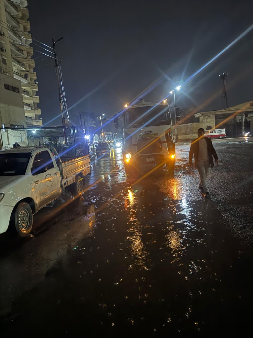 تعطيل الدراسة لم يوقف الجهود.. انتشار سيارات الكسح في الشوارع الرئيسية،فيتو