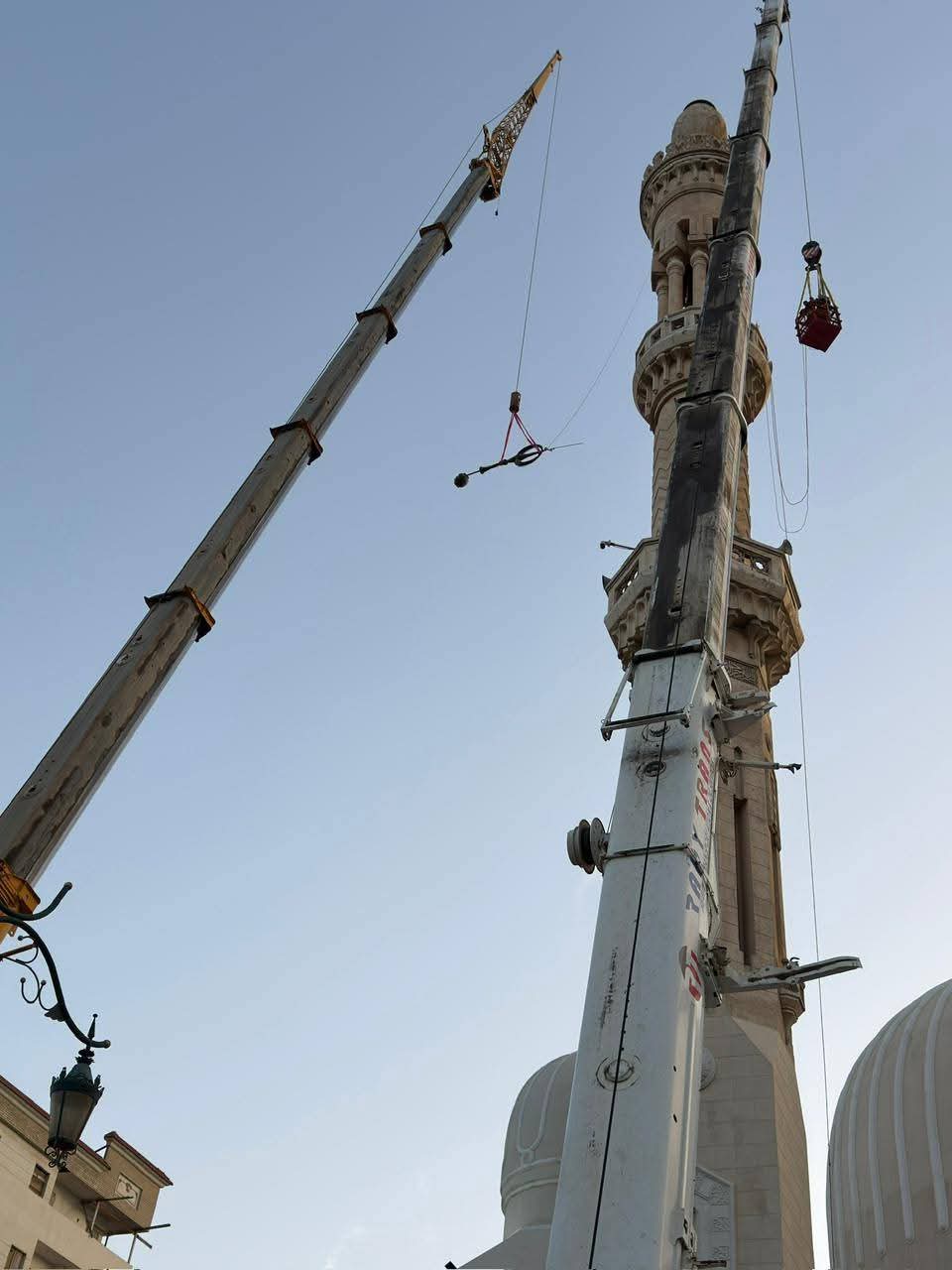 السيطرة على ميل مأذنة مسجد البحر بدمياط