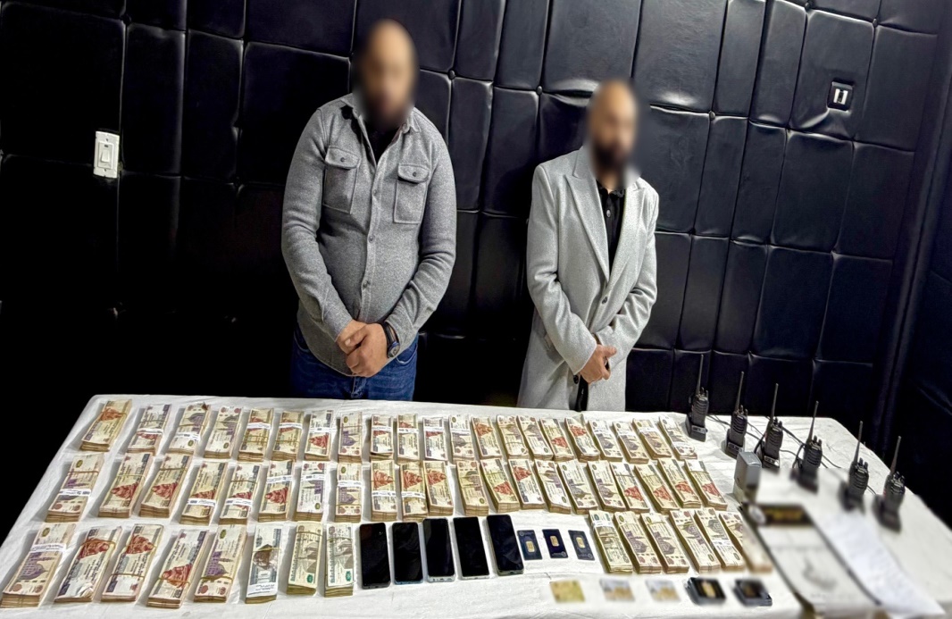 أموال وسبائك ذهبية المضبوطات.. ضبط شخصين بزعم استرداد حقوق المواطنين بشكل غير قانوني