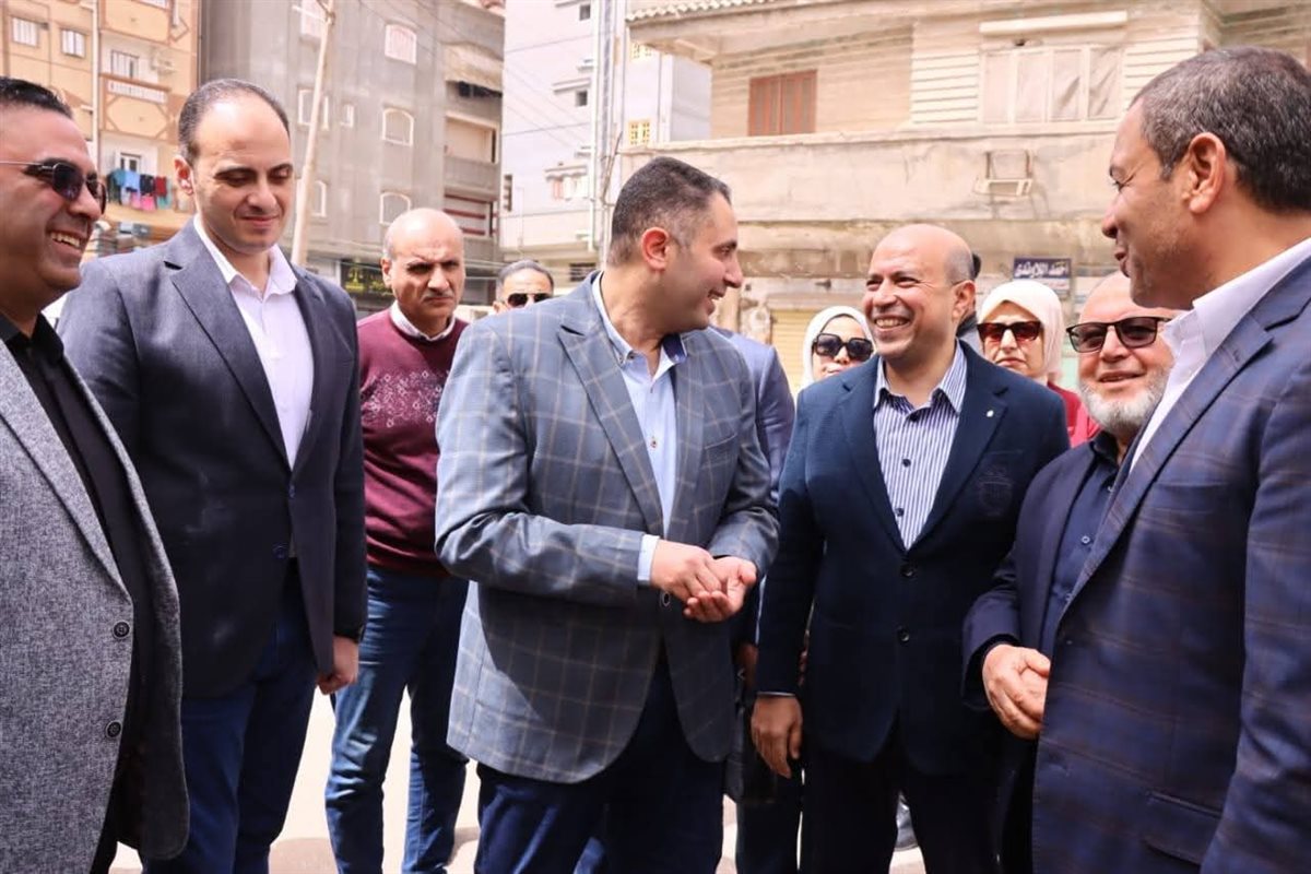 محافظ دمياط يبحث مطالب أهالي عزبة البرج