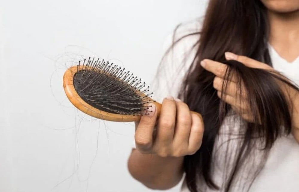 سلوكيات خاطئة تسبب تساقط الشعر&nbsp;