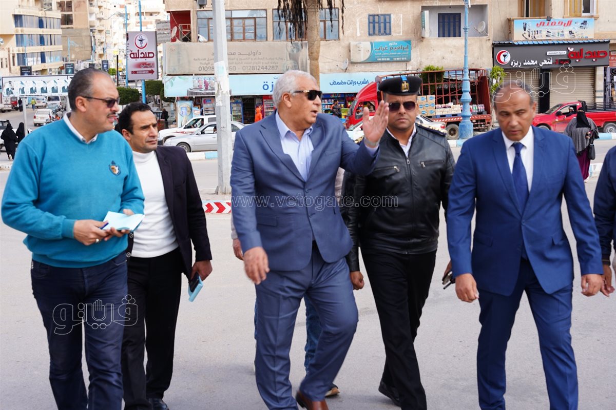 محمد الزملوط يتفقد الحالة المرورية بمدخل مدينة مرسى مطروح