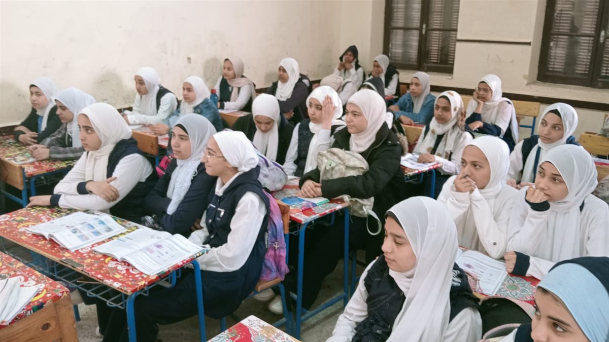 مدير التعليم بأسيوط يتابع امتحانات الشهر بالمدارس