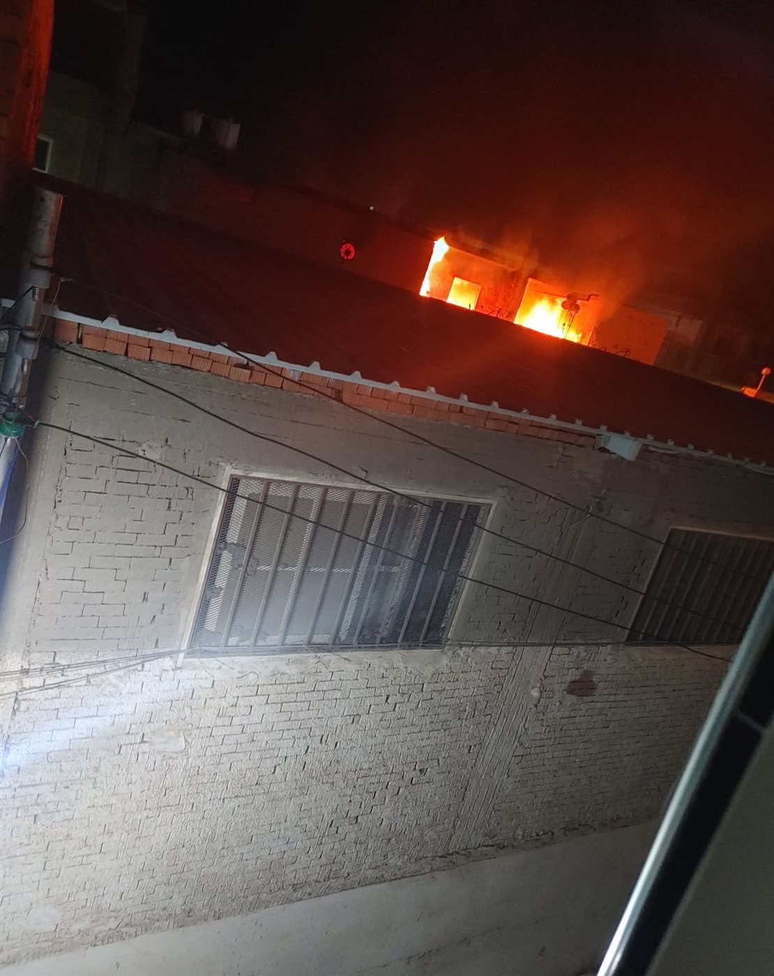 3 سيارات إطفاء تسيطر على حريق داخل مصنع غزل بقرية الناصرية بالغربية