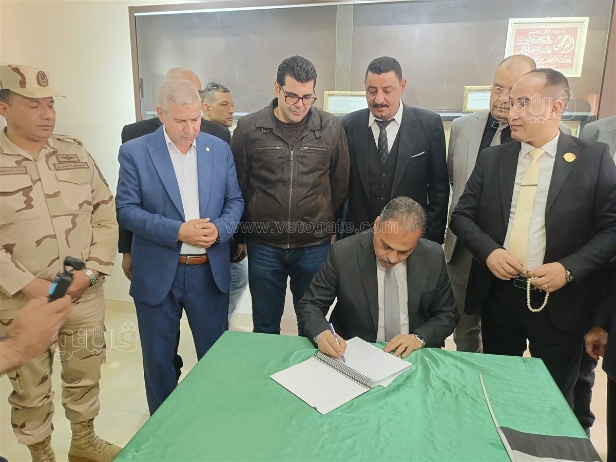 محافظ الشرقية يوقع على دفتر الزوار،فيتو