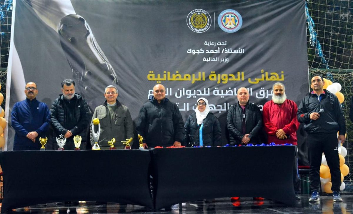 رشا عبدالعال تكرم فريق كرة القدم بمصلحة الضرائب لفوزه بكأس الدورة الرمضانية لـ