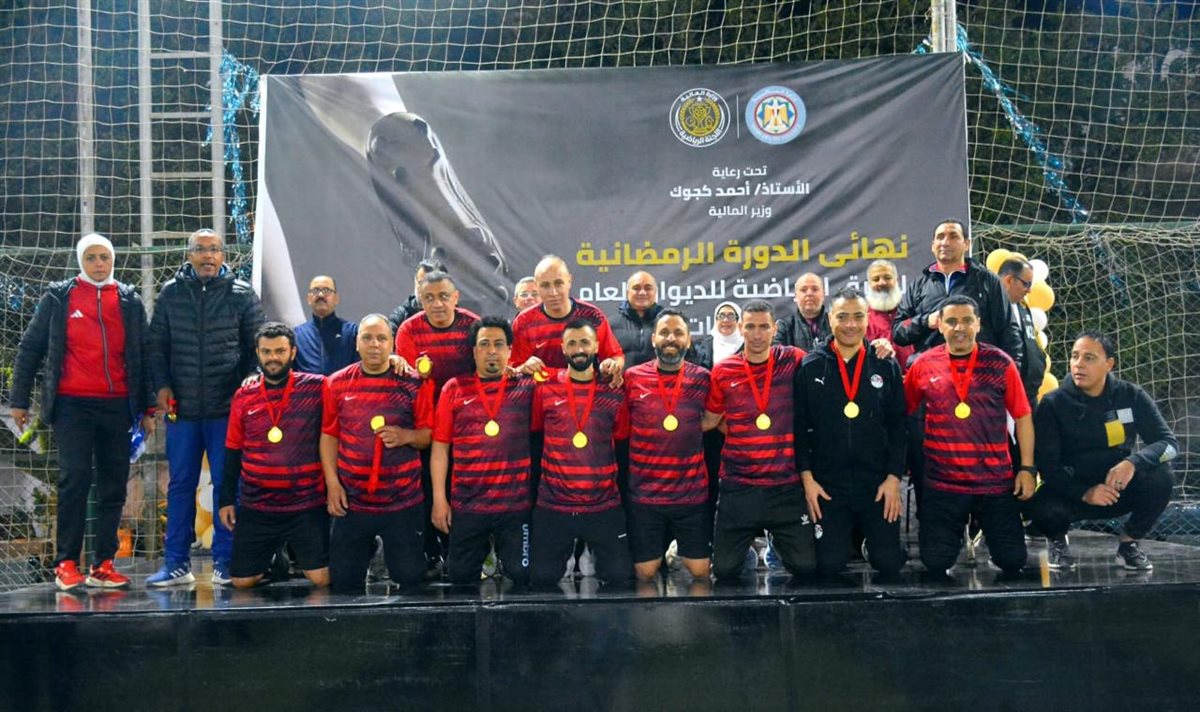 رشا عبدالعال تكرم فريق كرة القدم بمصلحة الضرائب لفوزه بكأس الدورة الرمضانية لـ