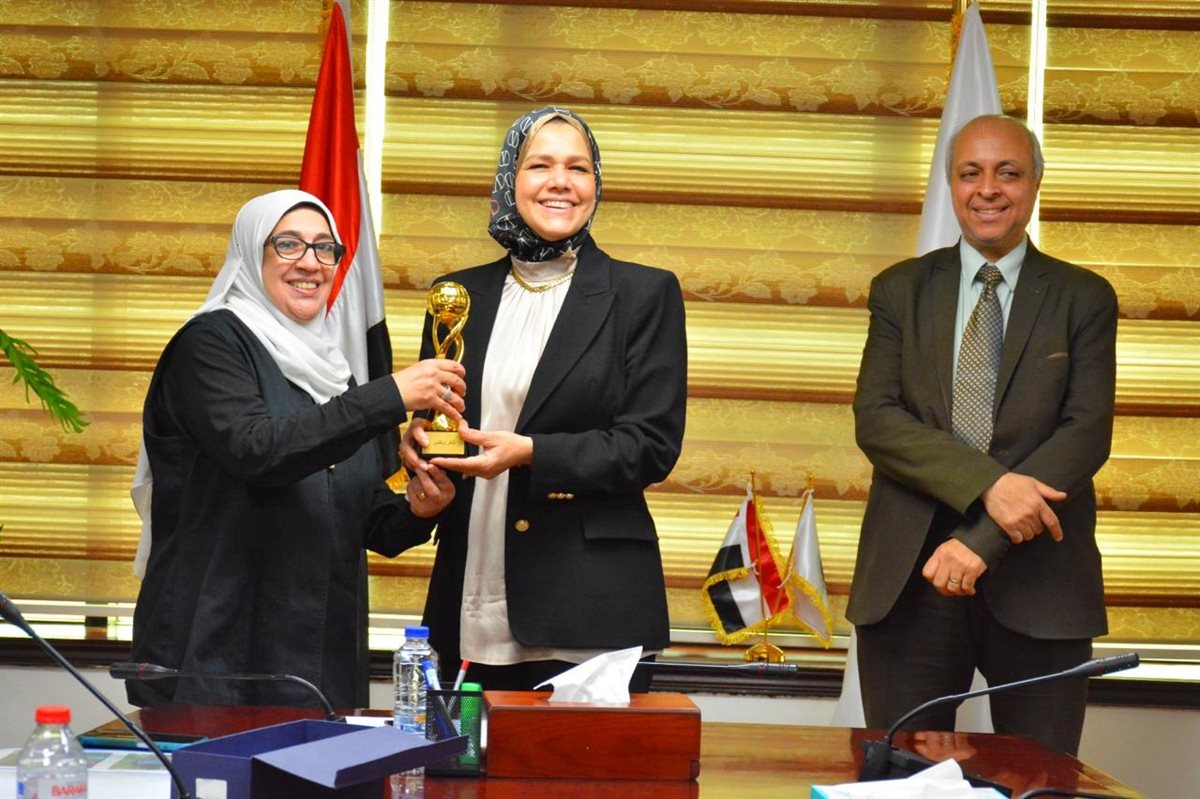 رشا عبدالعال تكرم فريق كرة القدم بمصلحة الضرائب لفوزه بكأس الدورة الرمضانية لـ