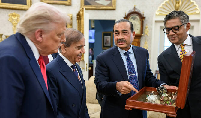 قائد الجيش الباكستاني الجنرال عاصم منير &nbsp;تربطه علاقة قوية بالرئيس الأمريكي دونالد ترامب الذي وصفه بالمقاتل العظيم