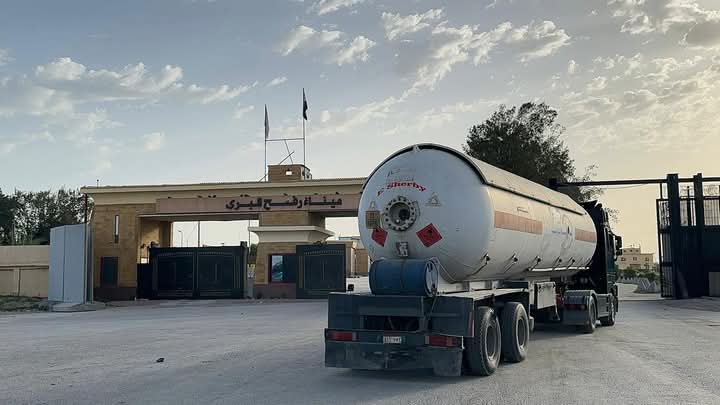 الهلال الأحمر يطلق قافلة إنسانية جديدة إلى غزة بـ 5,230 طن مساعدات