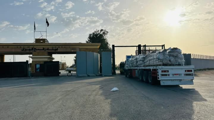 الهلال الأحمر يطلق قافلة إنسانية جديدة إلى غزة بـ 5,230 طن مساعدات