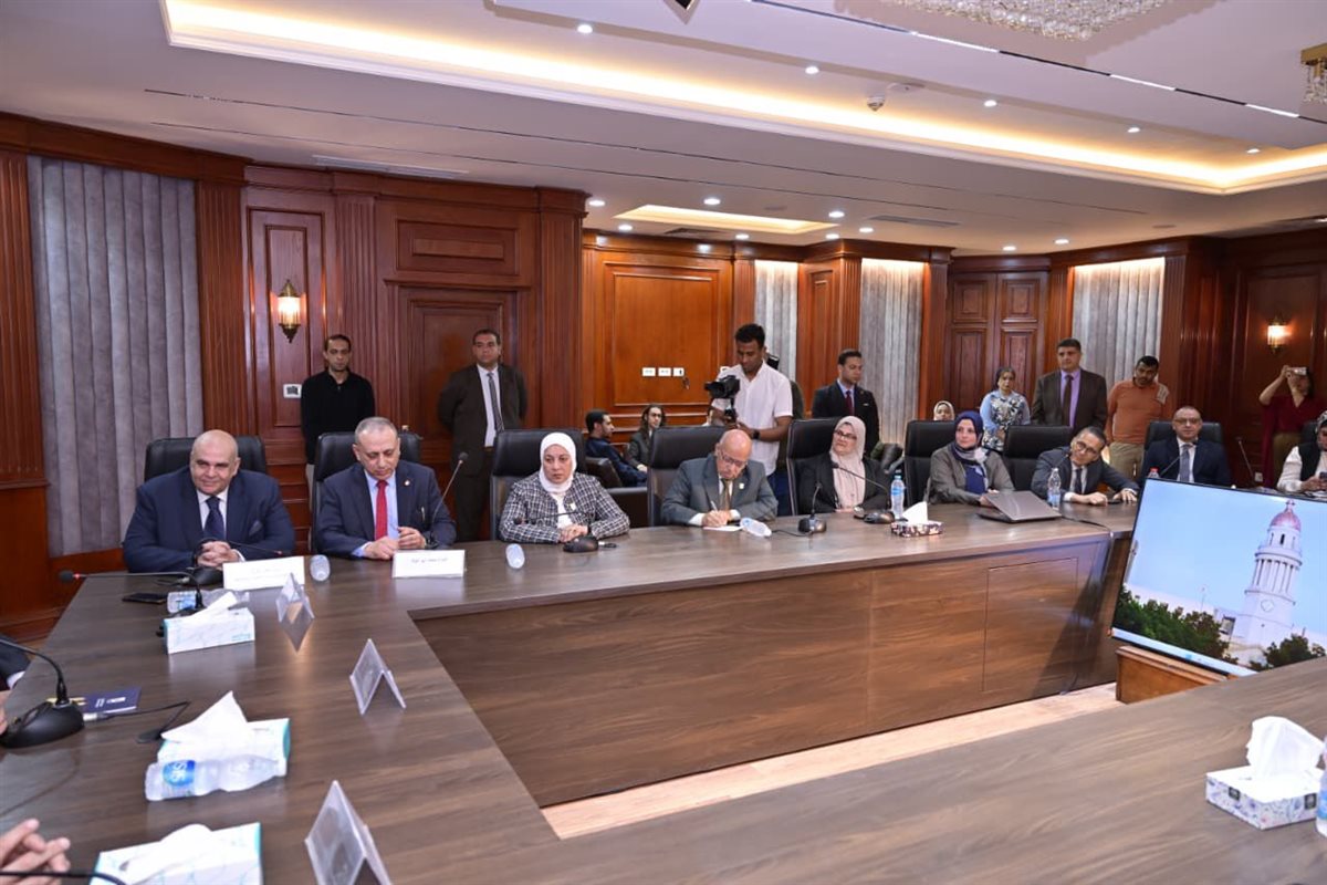 رئيس جامعة القاهرة يلتقى القافلة التنموية المتوجهة إلى حلايب وشلاتين