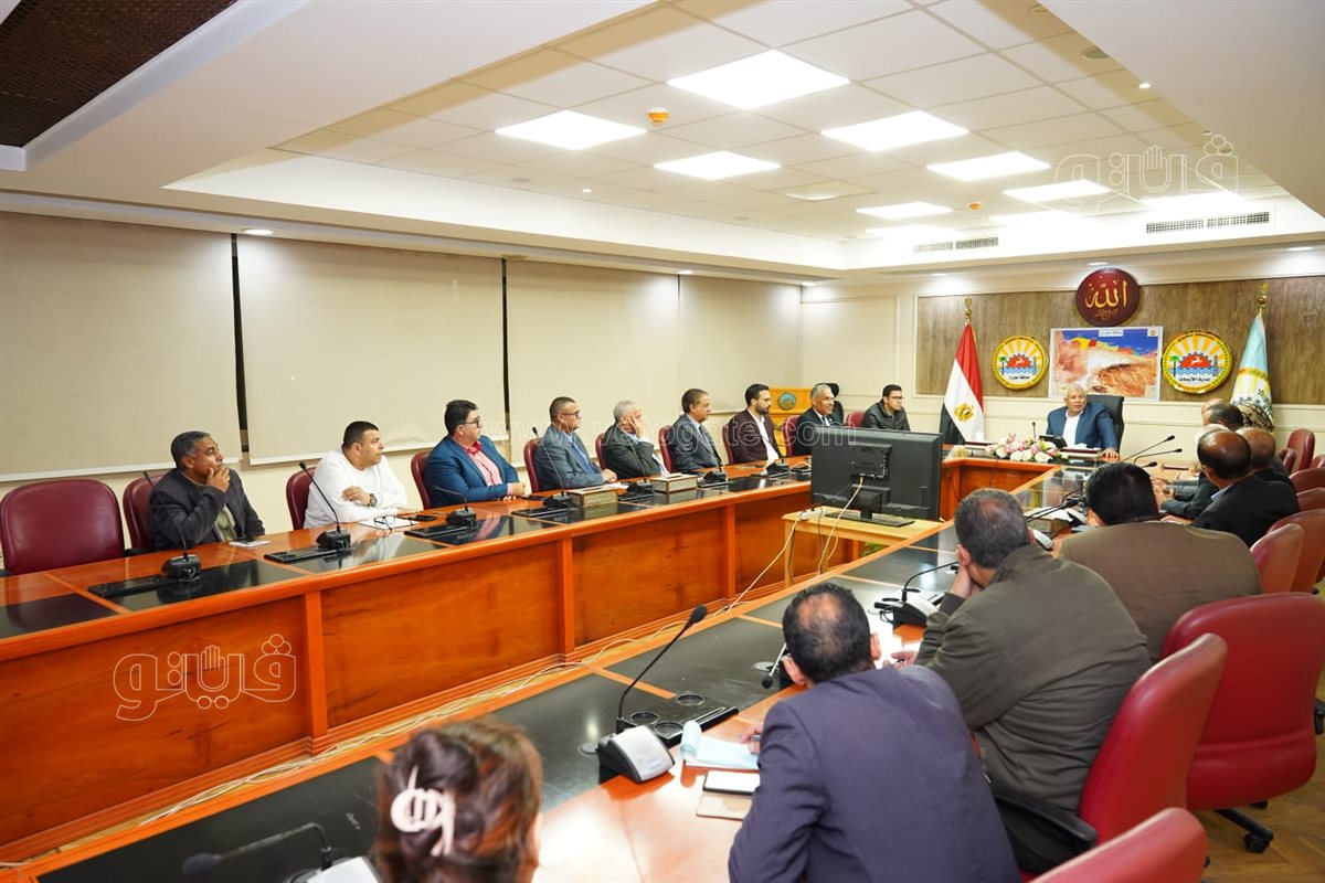 محافظ مطروح يجتمع رؤساء النقابات المهنية بالمحافظة&nbsp;