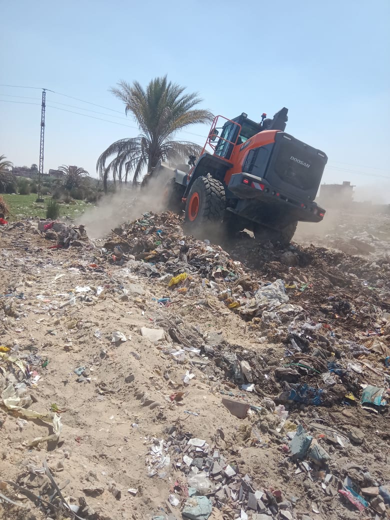 جانب من حملة رفع المخلفات بمنطقة الكيلو ٢ بمركز ومدينة الإسماعيلية، فيتو