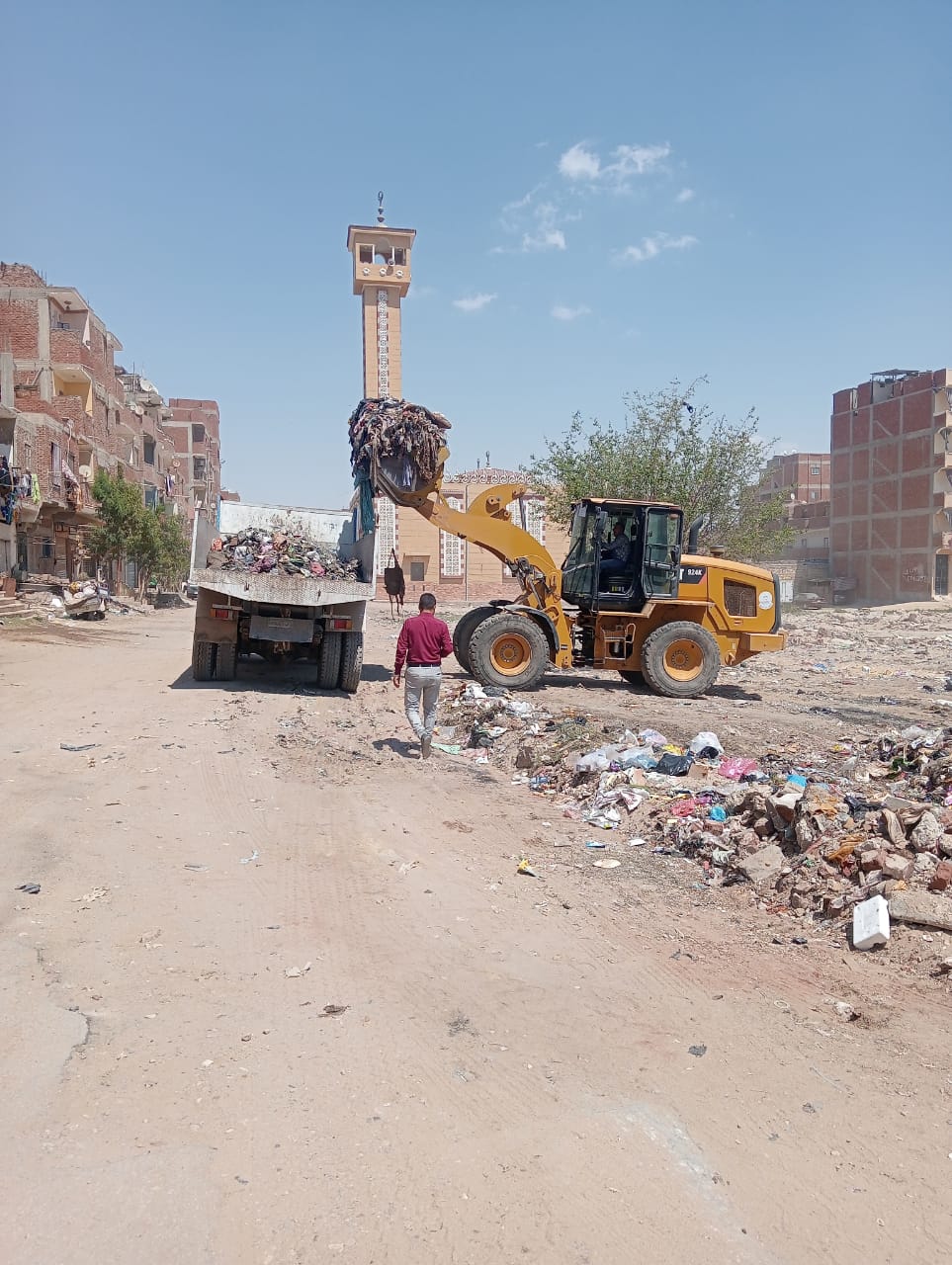 جانب من حملة رفع المخلفات بمنطقة الكيلو ٢ بمركز ومدينة الإسماعيلية، فيتو