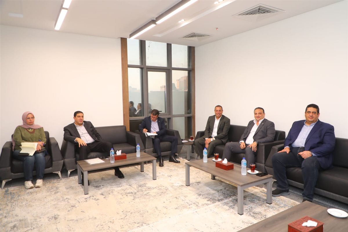 محافظ دمياط يبحث مطالب المواطنين في لقاء موسع مع نواب البرلمان