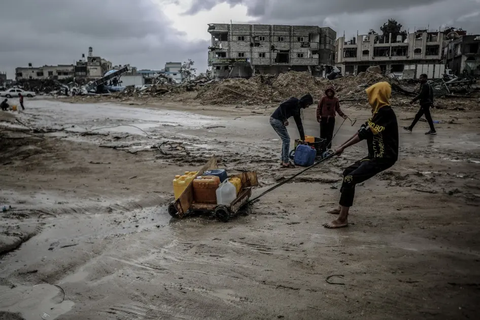 فلسطينيون يجرون حاويات مياه لتلبية احتياجاتهم الأساسية