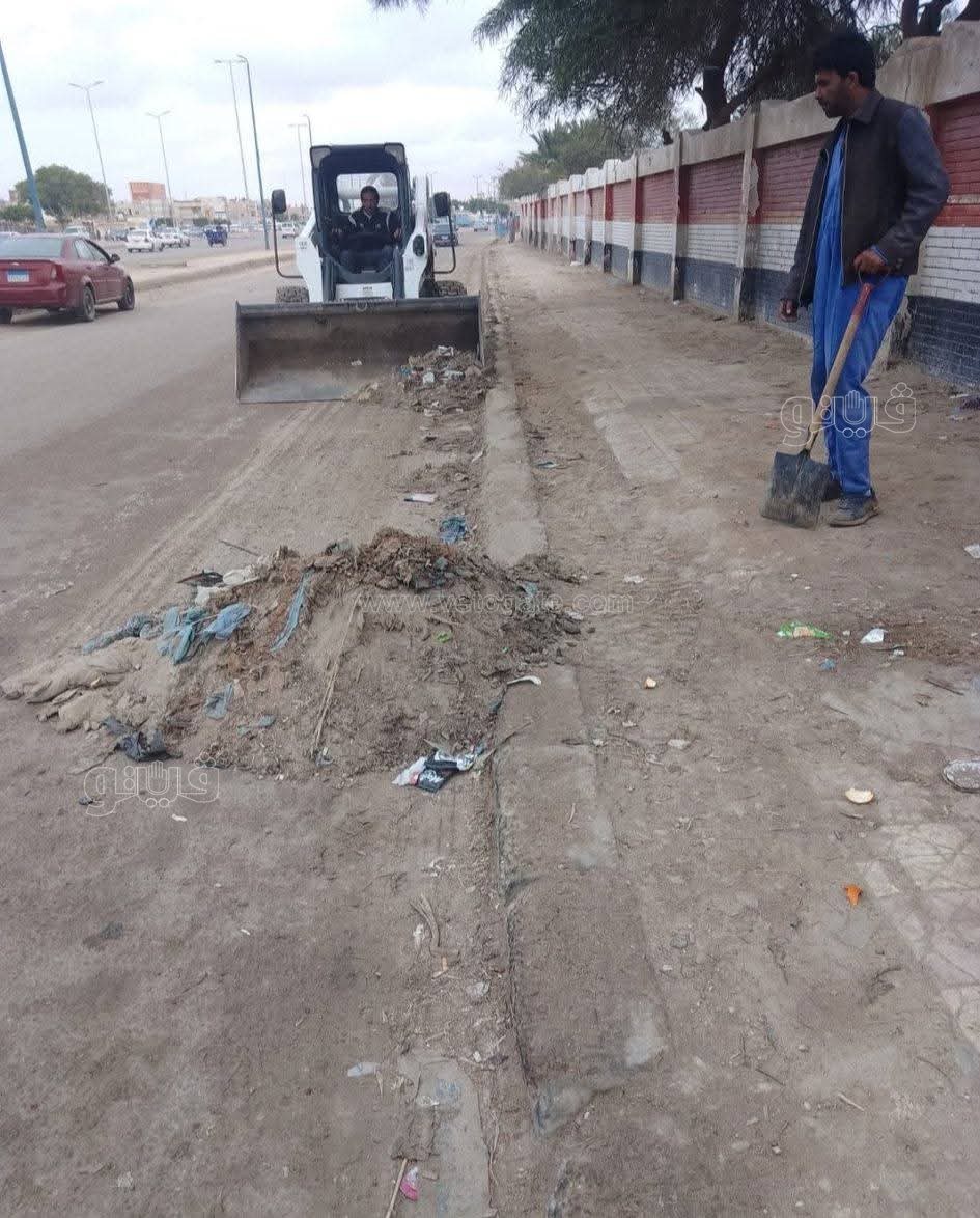 رفع القمامة بطريق المطار والعجارمة بمطروح