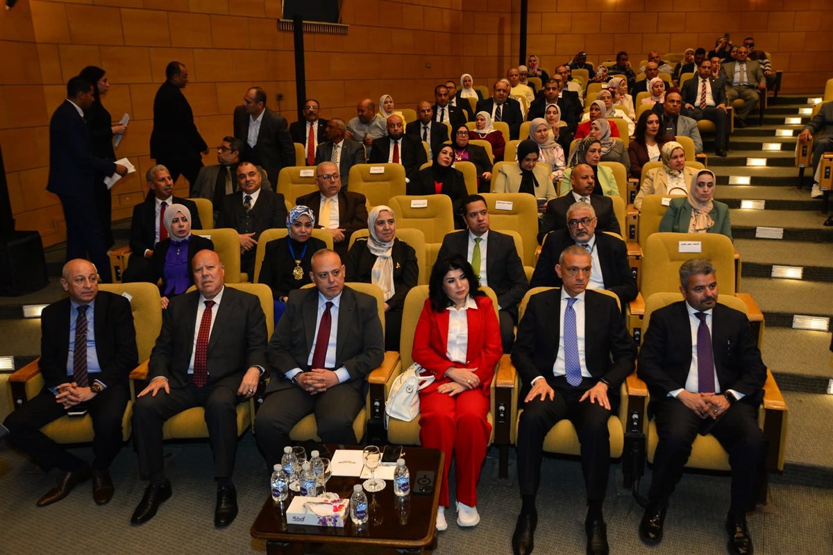 احتفالًا بعيد العمال، وزير الطيران المدني يُكرّم عددًا من النماذج المتميزة بالقطاع