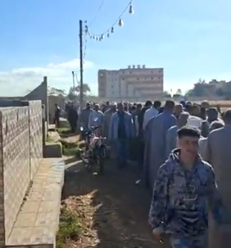 جنازة مهيبة ونعش مزين بالجريد لوداع شهيد حرب لبنان بمسقط رأسه في الدقهلية