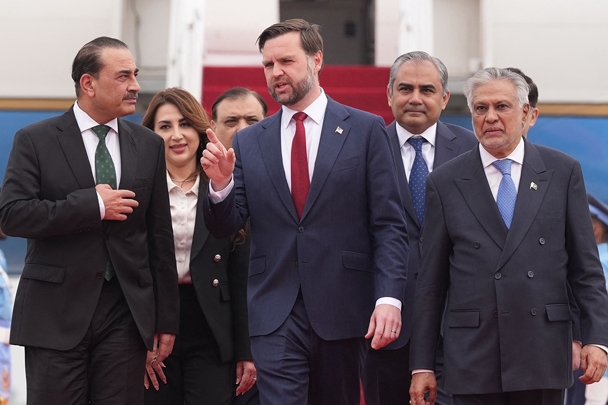 الوفد الأمريكي لدى وصوله إلى قاعدة جوية بإسلام اباد على طائرتين تابعتين لسلاح الجو الأمريكي