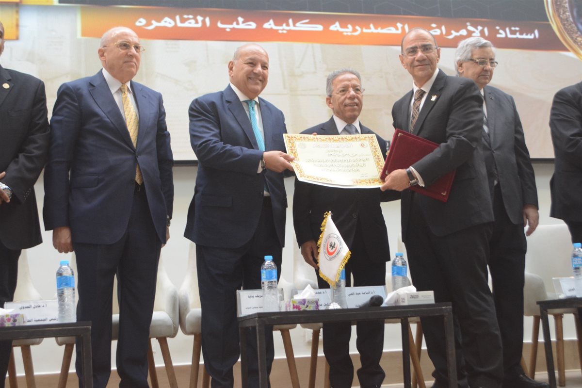 تكريم نخبة من أساتذة قصر العيني في يوم الطبيب المصري الـ48&nbsp;
