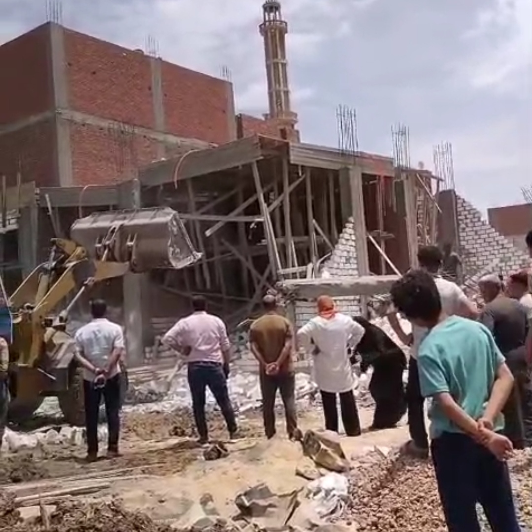 مسنة تقبل قدم رئيسة مدينة في المنيا، فيتو